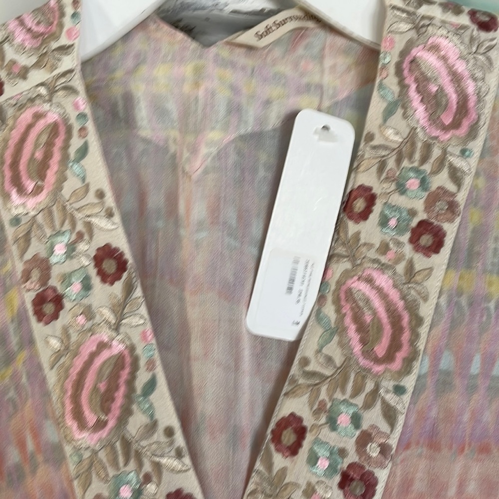 Gorgeous lightweight silt topper, just top off a tee or tank for stylish look